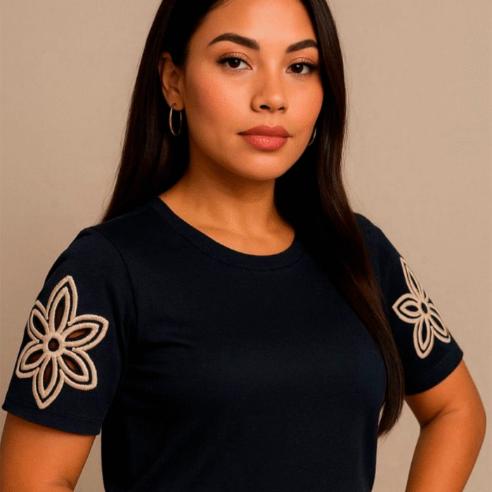 T-shirt com Mangas Bordadas